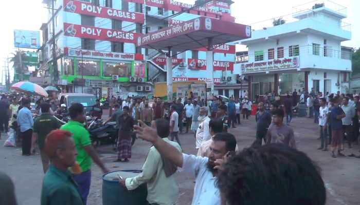 প্রশাসনের তৎপরতায় লক্ষ্মীপুরে তেল সংকট মোকাবিলা, শৃঙ্খলায় ফিরেছে ফিলিং স্টেশনগুলো