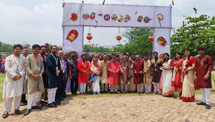 ইস্টার্ন ইউনিভার্সিটিতে 