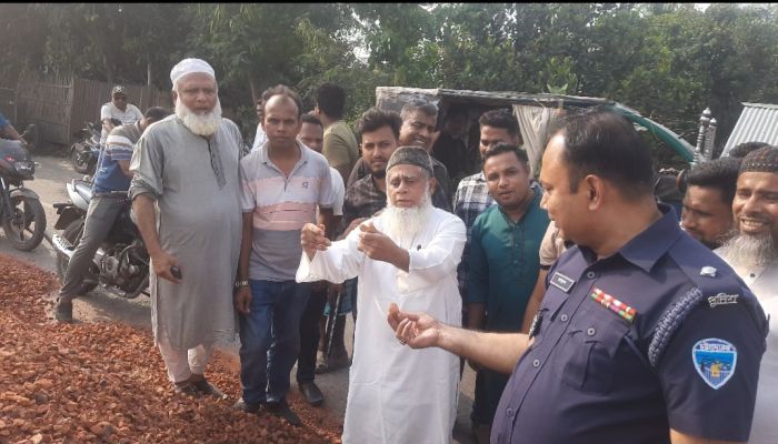 মতলব উত্তরে পাউবোর কাজে অনিয়ম দেখে বন্ধের নির্দেশ এমপির