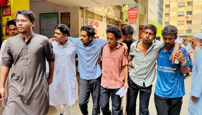 সংঘর্ষের ভিডিও করায় দুই সাংবাদিককে রড দিয়ে পেটালো কবি নজরুল কলেজ ছাত্রদল