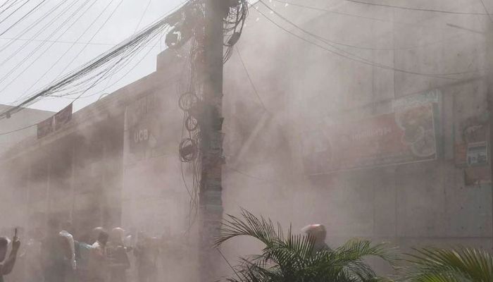 চট্টগ্রামের ২ নম্বর গেট শপিং কমপ্লেক্সে আগুন, নিয়ন্ত্রণে ৫ ইউনিট