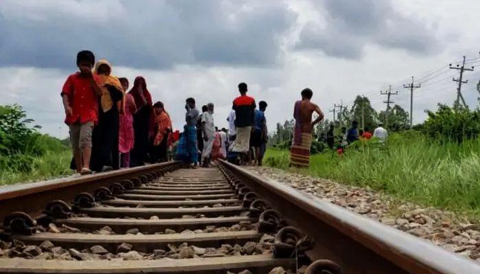 চলন্ত ট্রেনে কাটা পড়ে রেললাইন মিস্ত্রির মৃত্যু