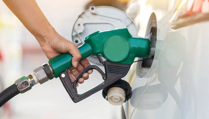 জ্বালানি তেলের জন্য পাম্পগুলোতে এখনও দীর্ঘ লাইন, দুর্ভোগ