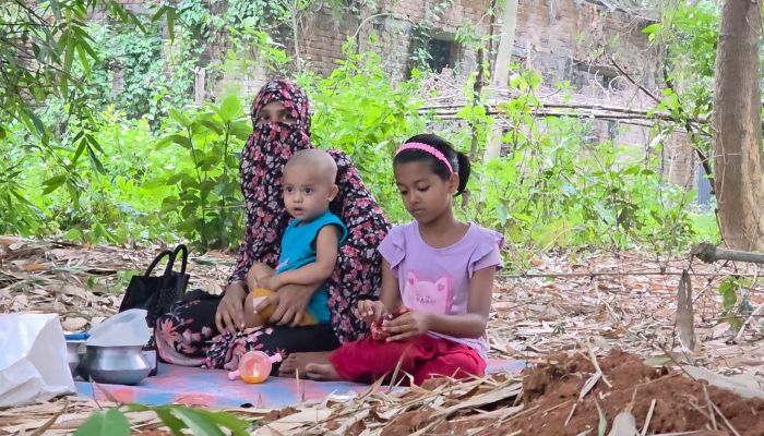 স্বামীর কবরের পাশে দুই সন্তান নিয়ে আশ্রয়হীন মায়ের আহাজারি
