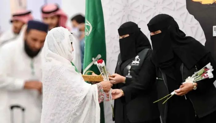 মদিনায় হজযাত্রীদের প্রথম কাফেলাকে ফুল দিয়ে বরণ