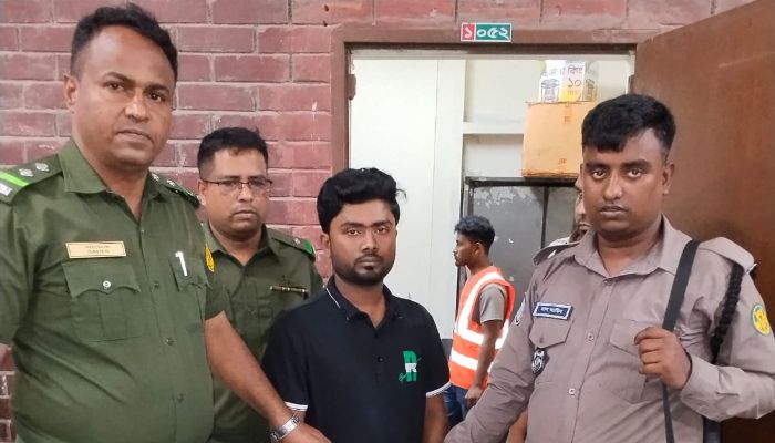 রাজধানীতে আনসার সদস্যদের তৎপরতায় ছিনতাইকারী হাতেনাতে আটক, উদ্ধারকৃত স্বর্ণালঙ্কার মালিককে ফেরত 