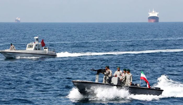 হরমুজ থেকে ২টি জাহাজ জব্দ করেছে ইরান
