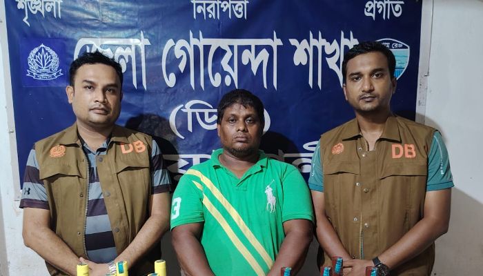 নোয়াখালীতে দারোয়ানের কক্ষে বিদেশি মদের আস্তানা, আটক ১