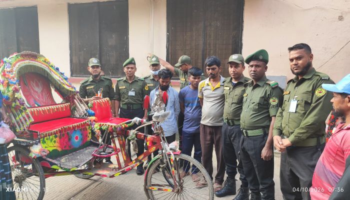 রাজধানীতে আনসারের তৎপরতায় ভোররাতে অটোরিক্সা ছিনতাই প্রতিরোধ; তিন ছিনতাইকারী আটক