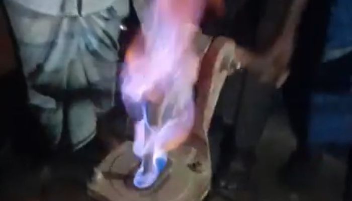 নোয়াখালীতে একটি  নতুন টিউবওয়েলে দিয়াশলাই ধরতেই জ্বলছে আগুন