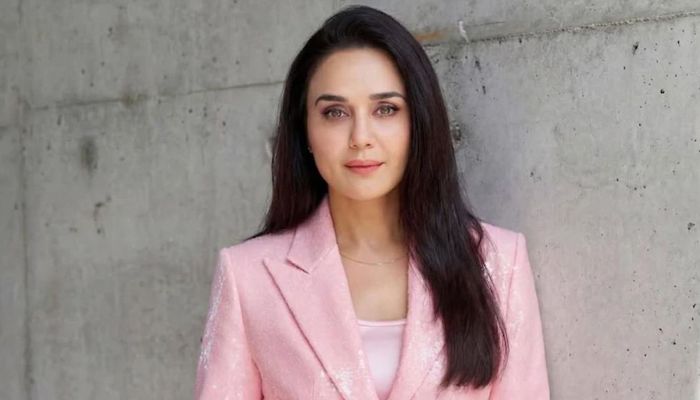 ৫১ বছর বয়সেও যেভাবে ত্বকের উজ্জ্বলতা ধরে রেখেছেন প্রীতি