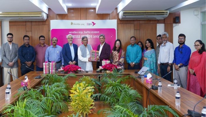 বিশ্বসাহিত্য কেন্দ্রের বইপড়া কর্মসূচিতে চার লাখের বেশি বই দিয়েছে বিকাশ