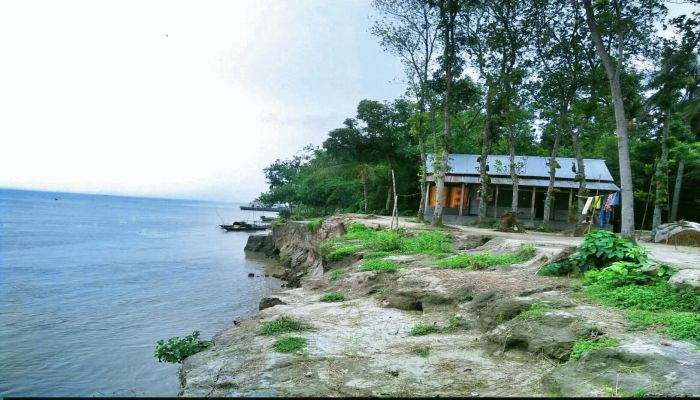 পদ্মার তাণ্ডবে পাড়ধস, ঝুঁকিতে হরিরামপুরের জনপদ