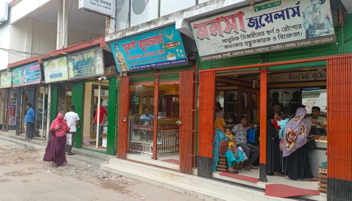 দফায় দফায় স্বর্ণের মূল্য বৃদ্ধি, লোহাগড়ার স্বর্ণ ব্যবসায়ী ও কারিগরদের দুর্দশা চরমে  