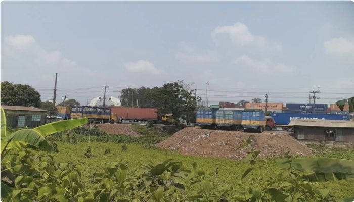 সীতাকু‌ণ্ডে  মহাসড়কের পাশে শতবর্ষী পুকুর ভরাট, নিরব ভু‌মিকায় প্রশাসন