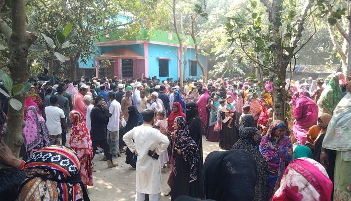 হোমনায় ২ মাস ২১ দিনেও উদঘাটিত হয়নি ট্রিপল মার্ডারের রহস্য, তদন্তের অগ্রগতি চায় স্থানীয়রা 
