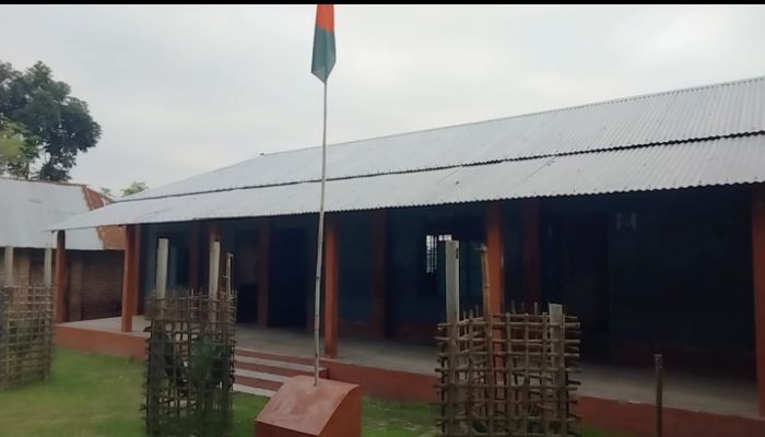 বরাদ্দের ২ লাখ ৪০ হাজার টাকা, তবুও নেই মাল্টিমিডিয়া ক্লাসরুম, ক্ষোভ শিক্ষার্থী-অভিভাবকদের
