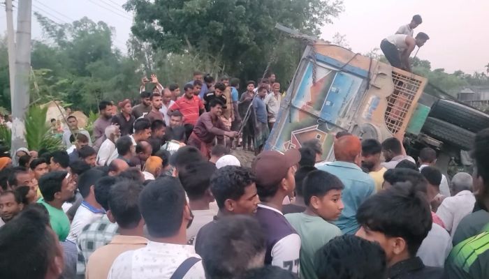 নীলফামারীতে ট্রাক ও মিথিলা গাড়ির মুখোমুখি সংঘর্ষে নিহত ২