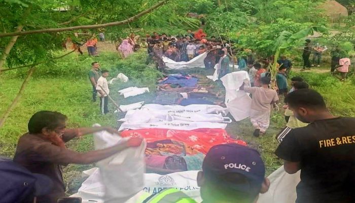 টাঙ্গাইলে রডবোঝাই ট্রাক উল্টে নিহত ১৫