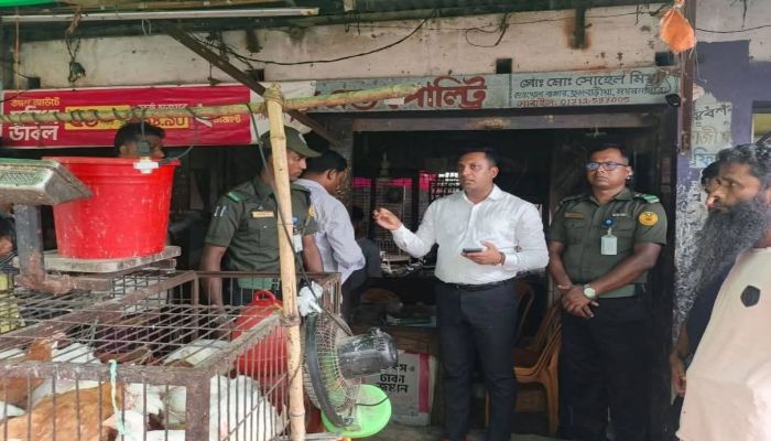 স্কুলের সামনে ধূমপান, দোকানে  মূল্য তালিকা না থাকায় দুই ব্যবসায়ীকে  জরিমানা 