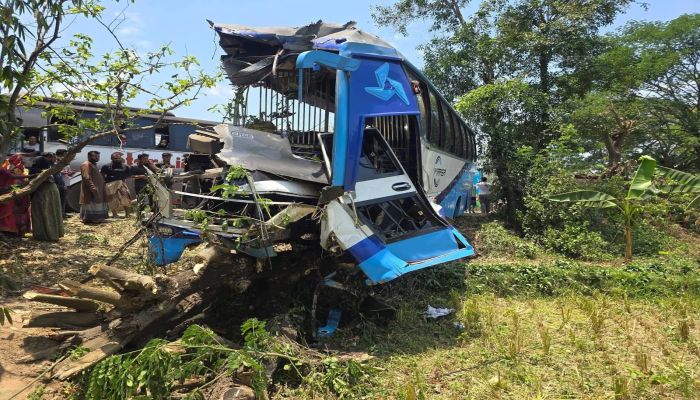 লোহাগাড়ায় ২টি বাসের মুখোমুখি সংঘর্ষে নিহত ৪, আহত ২০