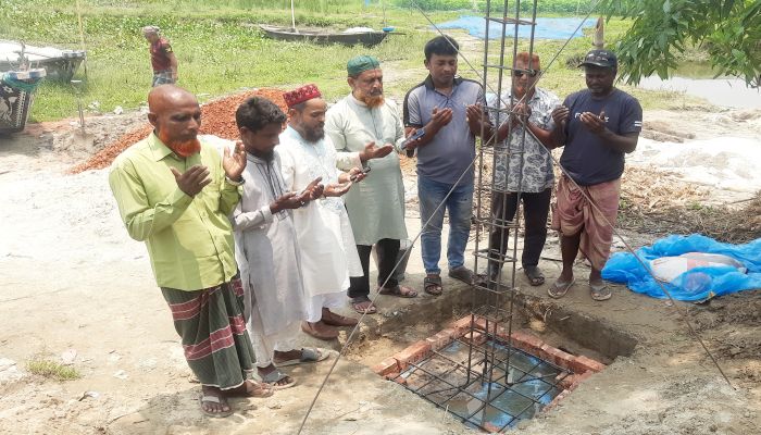 মতলব উত্তরের চরাঞ্চলের মুক্তিপল্লি এলাকায় যাত্রী ছাউনি নির্মাণ কাজের উদ্বোধন