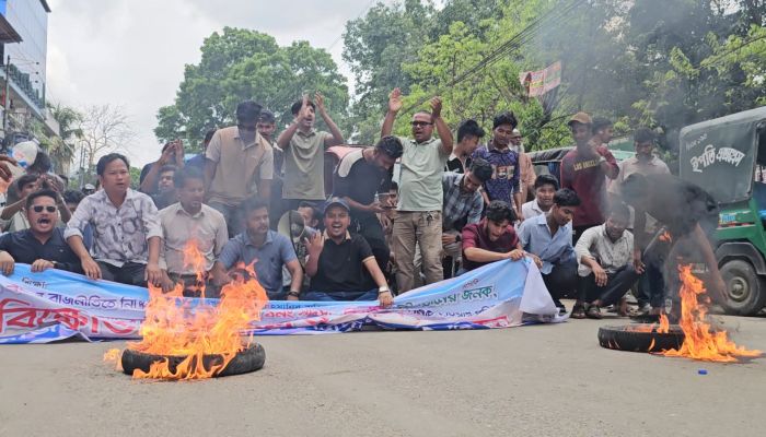বান্দরবানে নতুন কমিটিকে ঘিরে টায়ার জ্বালিয়ে ছাত্রদলের বিক্ষোভ