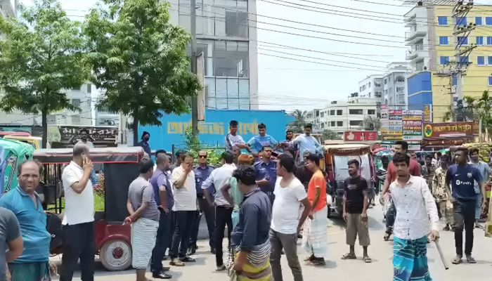 ঢাকা-আরিচা মহাসড়কে অবৈধ অটোরিকশা চলাচলের দাবিতে বিক্ষোভ
