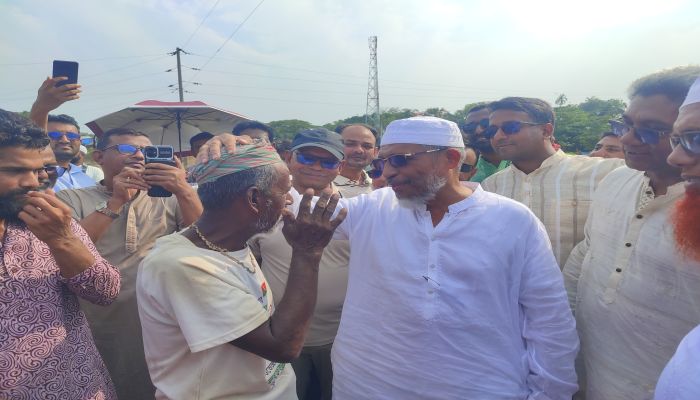 হাওরের ক্ষতিগ্রস্ত কৃষকদের পাশে সংসদ সদস্য লুৎফুজ্জামান বাবর সহযোগিতার আশ্বাস