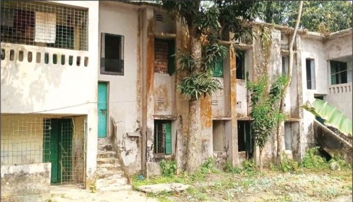 রামগঞ্জে ঝুঁকিপূর্ণ সরকারি কর্মকর্তা-কর্মচারিদের বসবাস দূর্ঘটনার আশঙ্কা