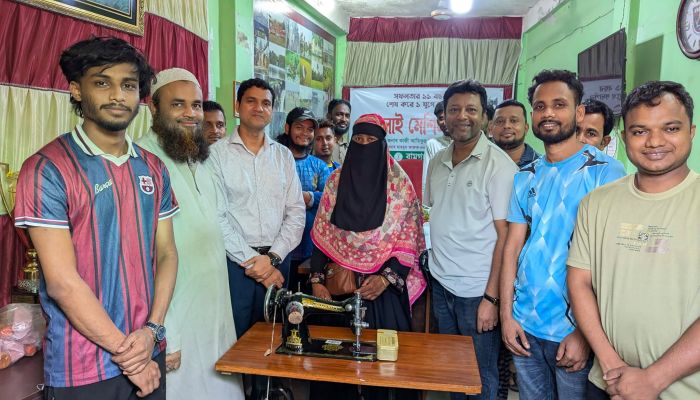 রামগঞ্জ ব্লাড ডোনারস ক্লাবের ১ যুগে পদার্পণ উপলক্ষে সেলাই মেশিন বিতরণ