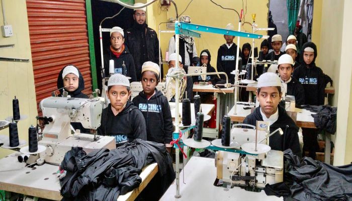 বগুড়ার শেরপুরের নূরে মদিনা মাদ্রাসার দ্বীনি শিক্ষার পাশাপাশি চলে কারিগরি প্রশিক্ষণ