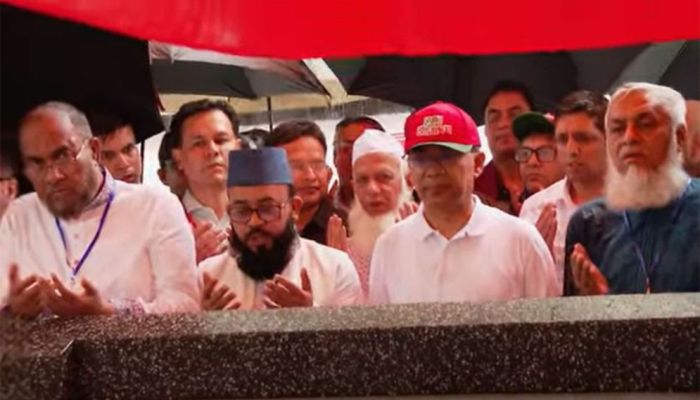 হযরত শাহজালালের কবর জিয়ারত করলেন প্রধানমন্ত্রী