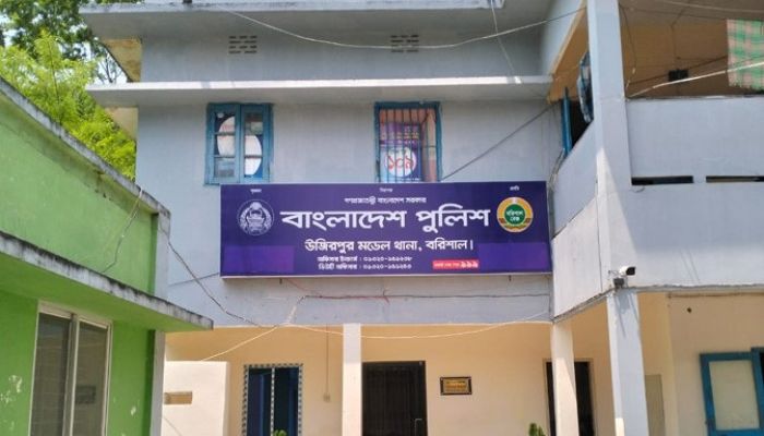 উজিরপুরে ডিবির মাদকবিরোধী অভিযানে হামলা, কনস্টেবল কুপিয়ে জখম, আটক ৪  