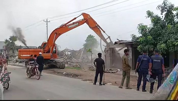 রাজশাহী-নওগাঁ মহাসড়কে সওজের উচ্ছেদ অভিযান