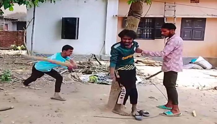 “ওরে মা গো!”— রাজশাহীতে গাছে বেঁধে যুবককে নির্মম নির্যাতন
