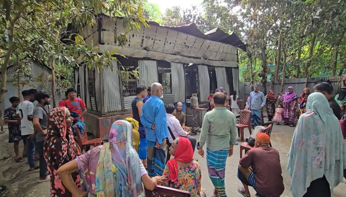 দোহারে প্রবাসির বাড়িতে ভয়াবহ অগ্নিকাণ্ডে ১৫ লক্ষ টাকার আর্থিক ক্ষতি