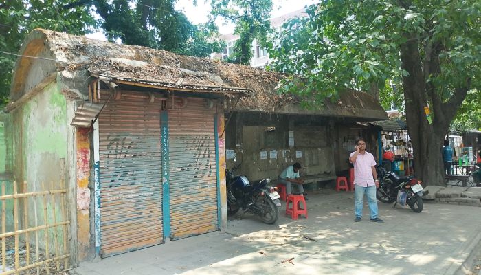 অসারের পথে ধাবিত নগরীর যাত্রী  ছাউনিগুলো, দাড়িয়ে আছে ধ্বংস্তুপের স্মৃতিচিহৃ নিয়ে