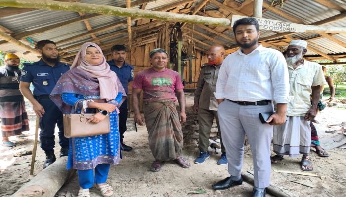 ৬৫ বছরের আইনি লড়াই শেষে কুড়িগ্রামে ঢাক ঢোল পিটিয়ে জমির তখন বুঝিয়ে দিলেন আদালত