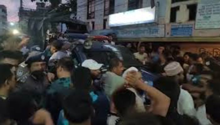 চট্টগ্রামে ৩ বছরের শিশু ধর্ষণ, আসামি ধরে নিয়ে আসতে গিয়ে অবরুদ্ধ পুলিশ