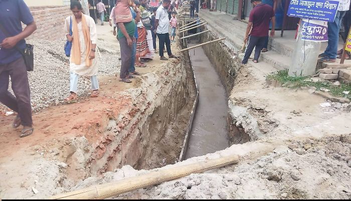 ভেড়ামারায় জনতার চাপের মুখে পৌর ড্রেনের কাজ বন্ধ