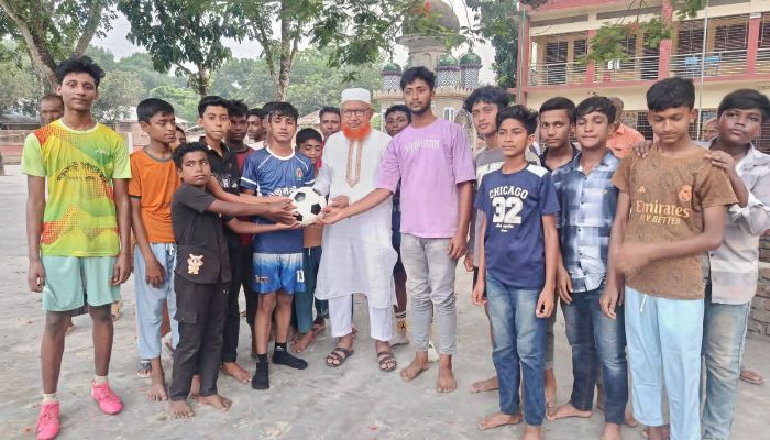 মাদকমুক্ত ও সুস্থ জাতি গঠনে ক্রীড়াঙ্গনের বিকল্প নেই: ফুটবল বিতরণ অনুষ্ঠানে এমপি আব্দুল গফুর