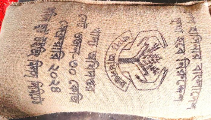 দৌলতপুরে সরকারি চালের বস্তায় শেখ হাসিনার নামে স্লোগান