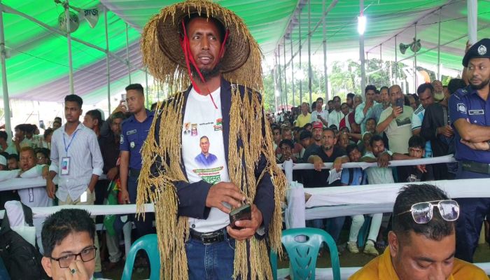 সেই চিরায়ত দৃশ্য, প্রধানমন্ত্রীর দেখা পেতে ধানের শীষ লাগিয়ে জনসভায় হাজির শিমুল