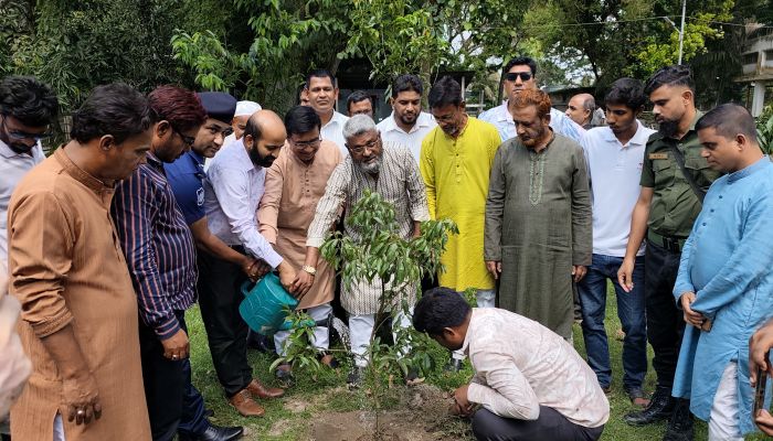 মাদারগঞ্জে বৃক্ষরোপণ কর্মসূচির উদ্বোধন