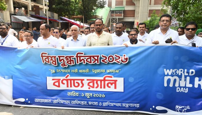 দুধ উৎপাদন বাড়িয়ে আমদানি নির্ভরতা কমাতে হবে