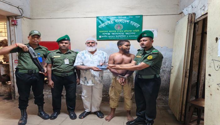 জাতীয় হৃদরোগ হাসপাতালে আনসার সদস্যদের তৎপরতায় মোবাইল চোর আটক: পুলিশে সোপর্দ 