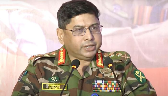 পবিত্র হজ পালন শেষে দেশে ফিরেছেন সেনাপ্রধান