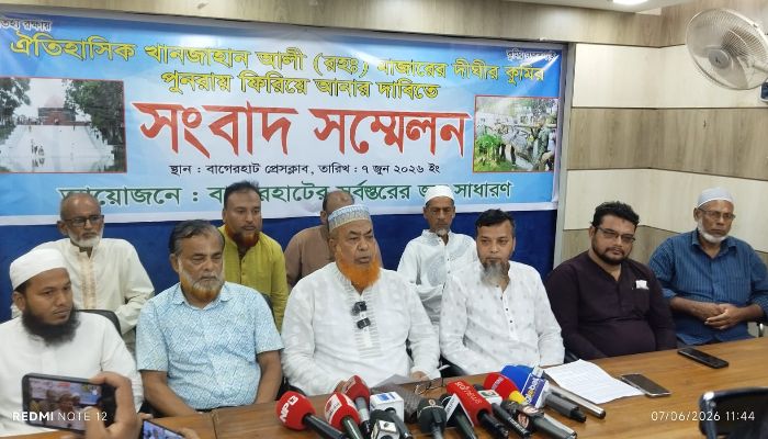 বাগেরহাটে খানজাহান আলী (রহ.) মাজার সংলগ্ন দিঘির কুমির অপসারণের সিদ্ধান্তের প্রতিবাদে সংবাদ সম্মেলন।