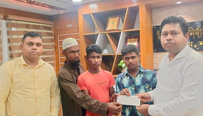 সিংড়ায় সড়ক দুর্ঘটনায় নিহত আসমার সন্তানদের হাতে মানবিক সহায়তার চেক প্রদান